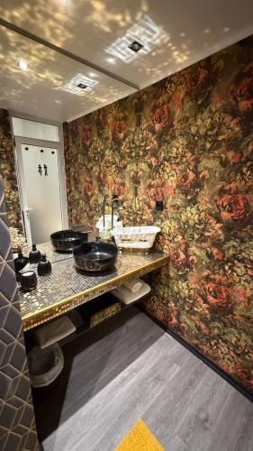 a bathroom with two sinks and a floral wallpaper at Dejavu Terrace Setúbal in Setúbal