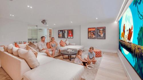 VACATION MARBELLA I Villa Sharma, Sea View Villa, Prime Location, Heated Pool, Sauna, Cine & Entertainment Room, Close to The Beach and Puerto Banus