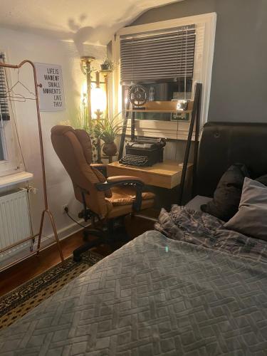 a bedroom with a desk and a chair and a bed at The Rusty Corner in Solingen