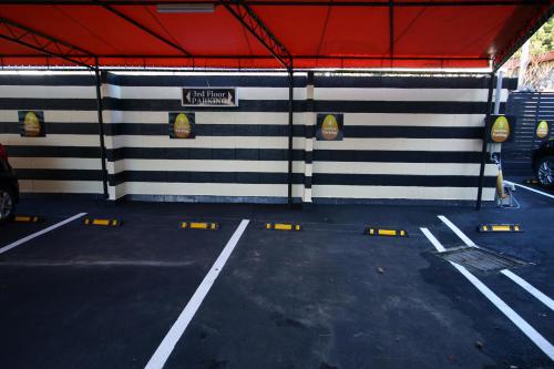 ein Parkplatz mit einer schwarz-weißen Wand in der Unterkunft D'or ドール - レジャーホテル in Mochimune