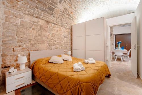 a bedroom with a bed with towels on it at Il Corallo in Molfetta