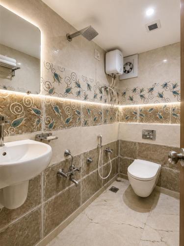 a bathroom with a sink and a toilet at Hotel Royal Blue in Modāsa