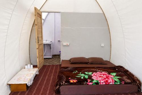 a room with a bed in a tent at Vintage Vista Camps in Kasol