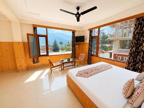 Gallery image of Suraj Inn ! near Hadimba temple ! Rooftop cafe ! personal parking in Manāli