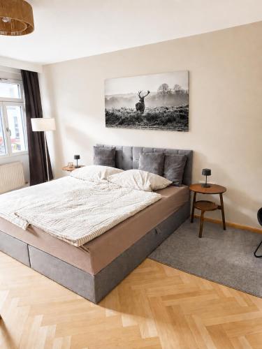 a bedroom with a large bed in a room at Modernes Apartment im Herzen der Ravensburger Altstadt in Ravensburg