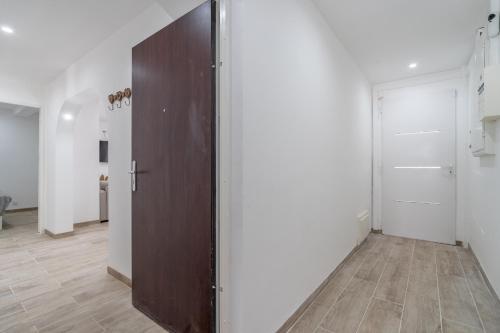 a hallway with a wooden door in a room at Port-la-Nouvelle 4p in Port-la-Nouvelle
