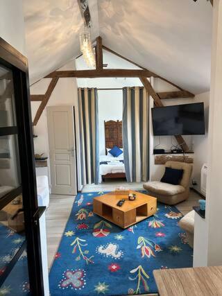 ein Wohnzimmer mit Sofa und Couchtisch in der Unterkunft Villa Marguerite in Castelnau-Rivière-Basse