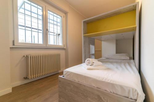 a bedroom with a large bed and a mirror at Villa Sofia casa con giardino e spiaggia condivisa in Pettenasco