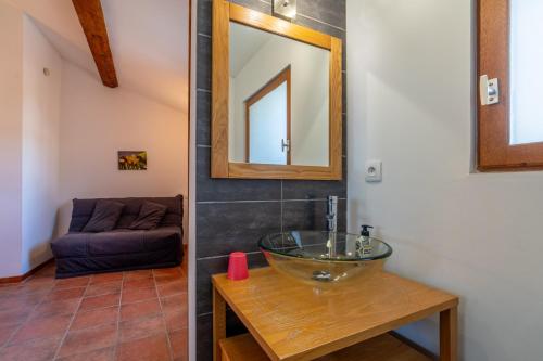 a bathroom with a bowl sink and a mirror at Les Acacias in Colombiers