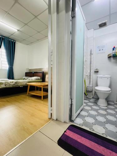 a room with a bathroom with a toilet and a bed at Căn Studio Áp Mái Full Nội Thất - Gần TTTM Aeon Tân Phú in Ho Chi Minh City