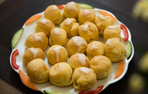 een bord dumplings op een tafel bij Dream Central Hotel & Spa - Hanoi Old Quarter in Hanoi