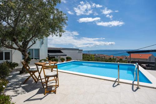 Apartments Lidija - sea view apartment with exclusive right of using hot tub or split level apartment with exclusive right of using pool