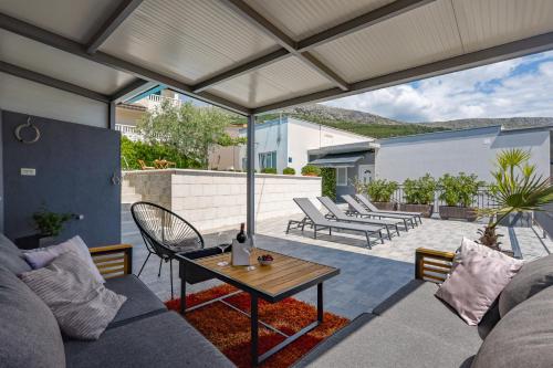 Apartments Lidija - sea view apartment with exclusive right of using hot tub or split level apartment with exclusive right of using pool