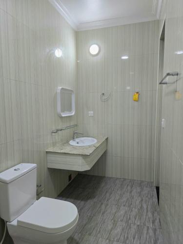 ein Badezimmer mit Toilette, Waschbecken und Dusche in der Unterkunft Beevaa Inn in Fuvahmulah