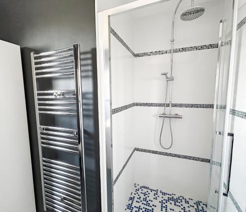 a shower with a glass door in a bathroom at Élégante maison familiale, terrasse & piscine in Aigrefeuille-sur-Maine