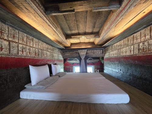 a bedroom with a large bed in a room at 蘭嶼 262 民宿 in Lanyu