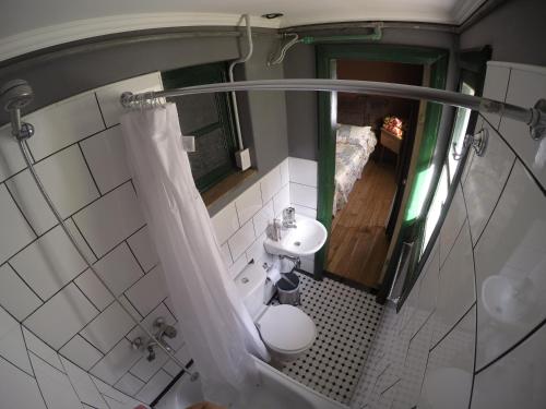 an overhead view of a bathroom with a toilet and a sink at Hospedaje Leñas del Tolosa in Las Cuevas