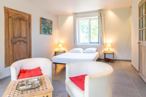 a room with two beds and two chairs at Le Studio - Ancienne Cave in Patrimonio
