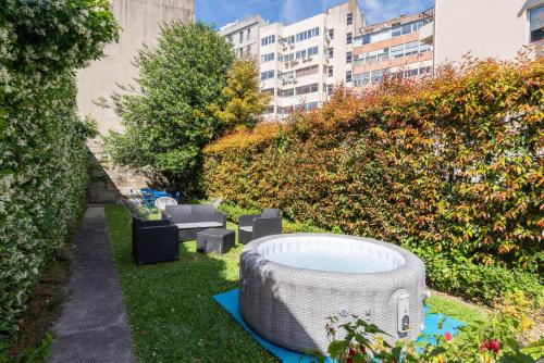 Stylish Flats with Terrace & Jacuzzi by HostWise