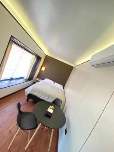 a bedroom with a bed and a table and chairs at Cabaña San Pedro 2 in Concepción