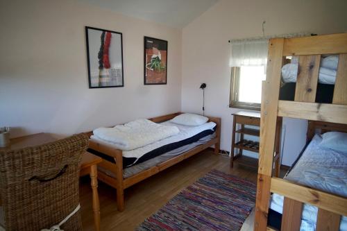ein Schlafzimmer mit zwei Etagenbetten und einem Schreibtisch in der Unterkunft Skårs gård in Fjärås