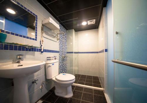 a bathroom with a toilet and a sink at 羅東簡單住一晚 in Luodong