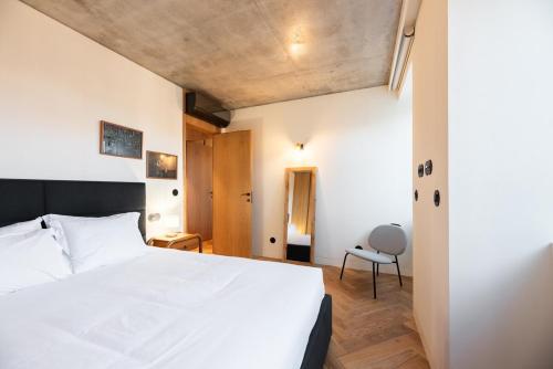 Lisbon Local Life Ourique, 2 Bdr Apt with AC