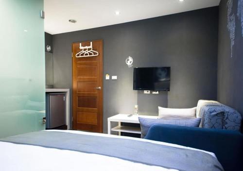 a hotel room with a bed and a tv at 羅東簡單住一晚 in Luodong