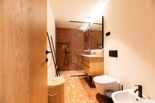 Lisbon Local Life Ourique, 2 Bdr Apt with AC