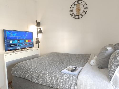 Cozy Room with Private Bathroom near Paris LaDefense Arena