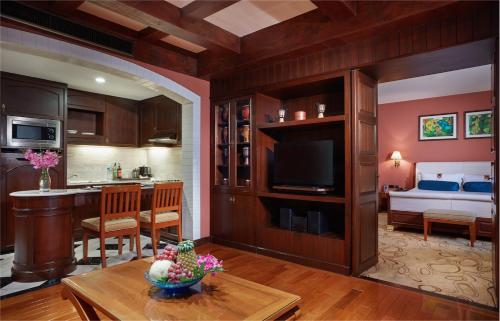 a living room with a kitchen and a bedroom at The Davis Bangkok in Bangkok