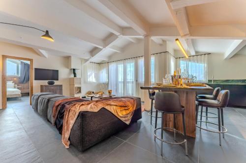 Luxury Penthouse with Mountain View & Fireplace