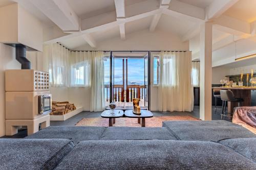 Luxury Penthouse with Mountain View & Fireplace
