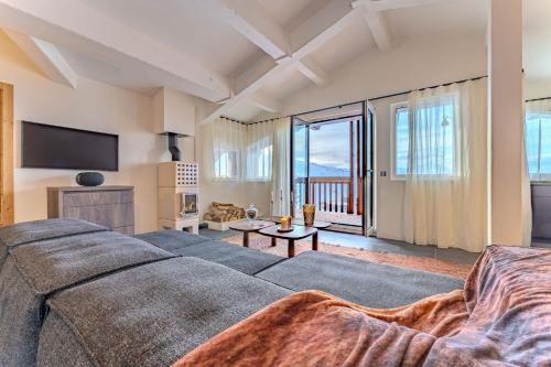 Luxury Penthouse with Mountain View & Fireplace