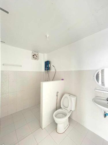 a bathroom with a toilet and a sink at วิวดีภูทับเบิก in Ban Maeo Thap Boek