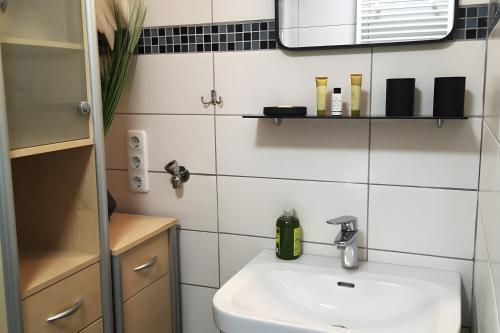 a bathroom with a sink and a mirror at Zur kleinen Auszeit in Issigau
