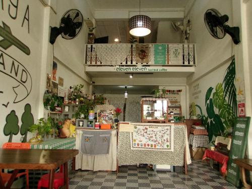 a shop with tables and chairs in a room at 11:11 Hostel in Phra Nakhon Si Ayutthaya