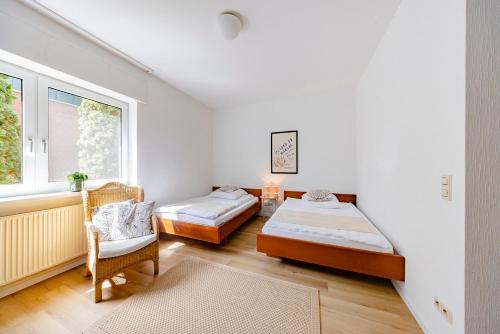 ein Schlafzimmer mit zwei Betten und einem Fenster in der Unterkunft Hillerts Hotel in Rheda-Wiedenbrück