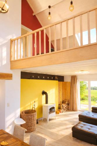 ein Wohnzimmer mit Treppe und gelber Wand in der Unterkunft Villa Intensity in Bastogne