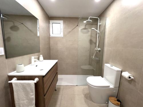 a bathroom with a shower and a toilet and a sink at 3 Bed Flat - Sleeps 5 - Wifi in Bellreguart