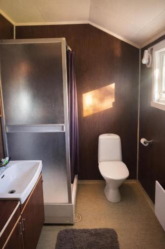 a small bathroom with a toilet and a sink at Homestay Hammerfest - Central - Lakeview in Hammerfest