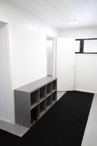 an empty office room with white walls and a black rug at Himos Pitkäjärvi in Jämsä