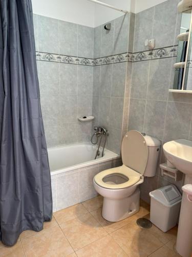 a bathroom with a toilet and a tub and a sink at VV Monica 33 "by AFCVacacional" in Puerto Naos