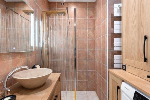a bathroom with a sink and a shower at Les Iris - Maison Troglodytique in Trôo