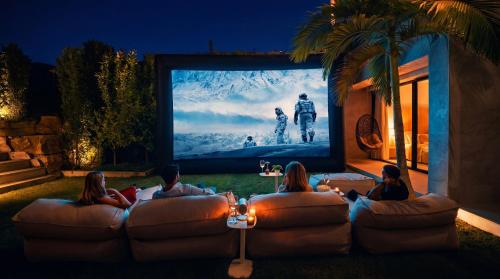 VACATION MARBELLA I Villa Glamour, Brand-New 4BR, Private Infinity Pool, Open Air Cinema, Sea View, Gated Security, Minutes to Golden Mile,