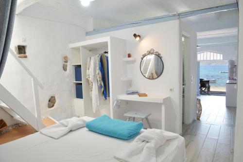 a white room with a bed and a mirror at Seafis Boathouse Klima in Klima
