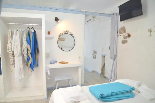a white room with a bed and a mirror at Seafis Boathouse Klima in Klima