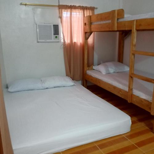 ein Schlafzimmer mit zwei Etagenbetten in einem Zimmer in der Unterkunft CLM Beach Resort in Medellin