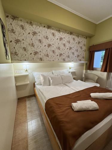 a bedroom with a large bed in a room at Szem-s Üdülő és Lakópark a Szem-s Vendégház új neve in Balatonszemes