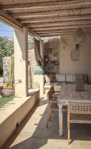 a patio with a table and chairs on a porch at Hamilton - Sohoros in Kámpos